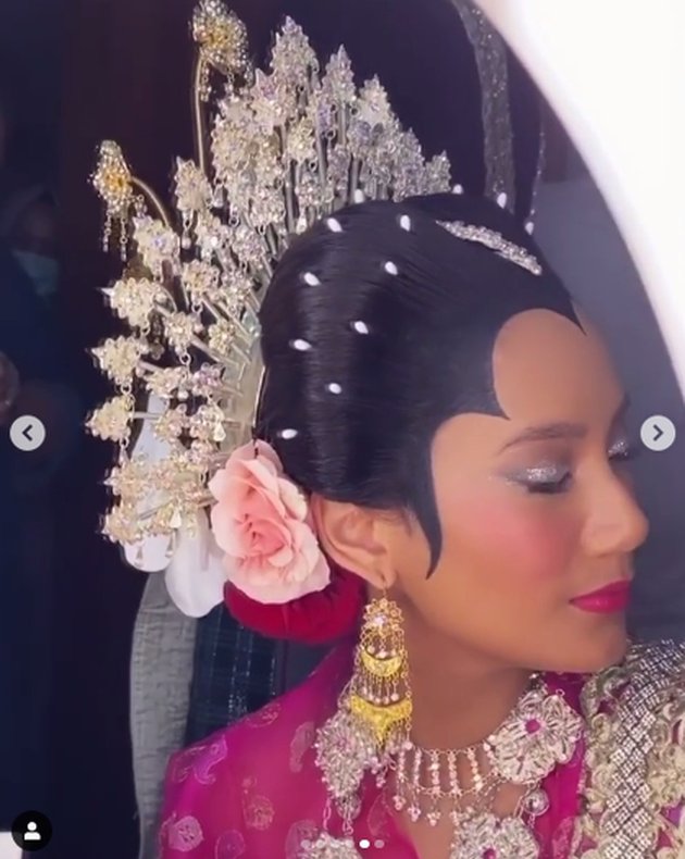 10 Potret Tara Basro & Daniel Adnan pakai busana pengantin adat