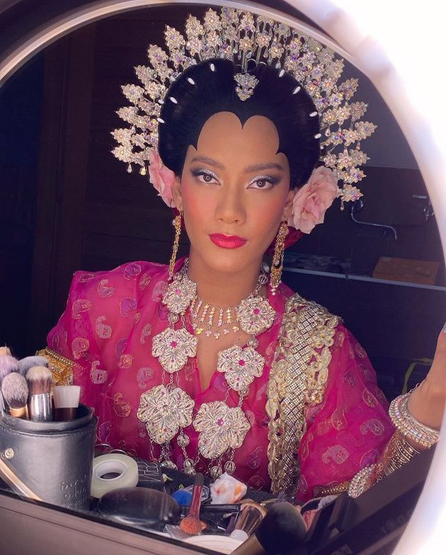 10 Potret Tara Basro & Daniel Adnan pakai busana pengantin adat