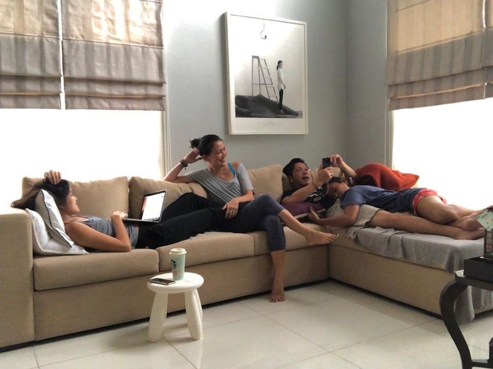 Lama tak terlihat di TV, ini 10 potret Becky Tumewu bareng keluarga