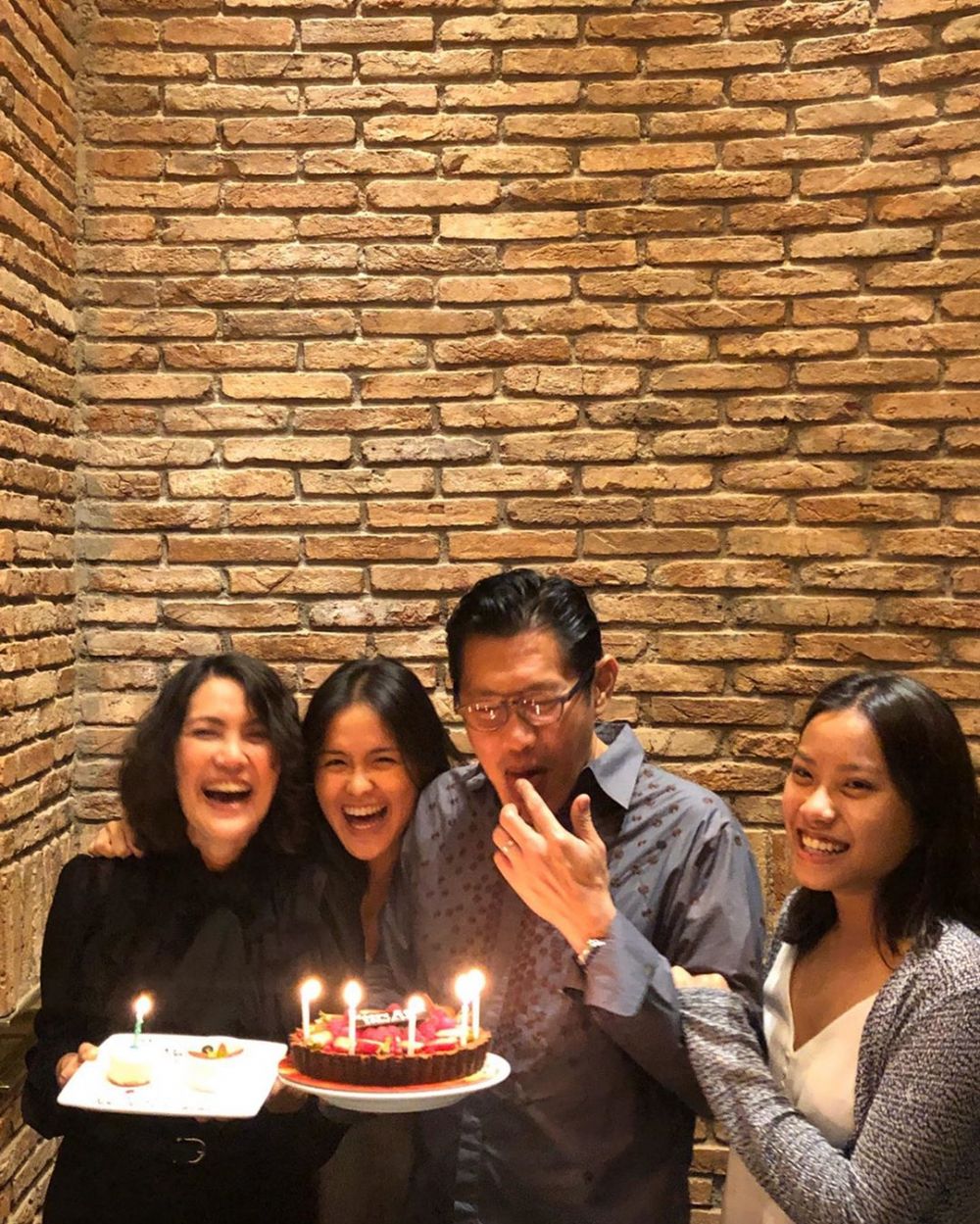 Lama tak terlihat di TV, ini 10 potret Becky Tumewu bareng keluarga