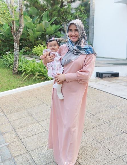 8 Potret rumah Ryana Dea, luas dengan dekorasi serba putih