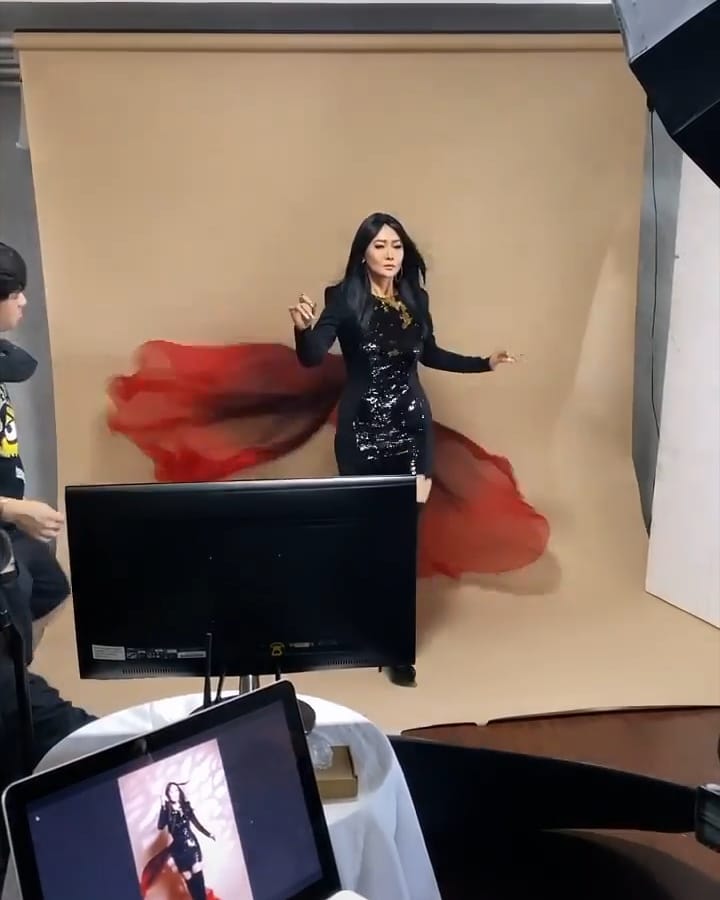 6 Gaya Inul Daratista jalani pemotretan terbaru, bikin pangling