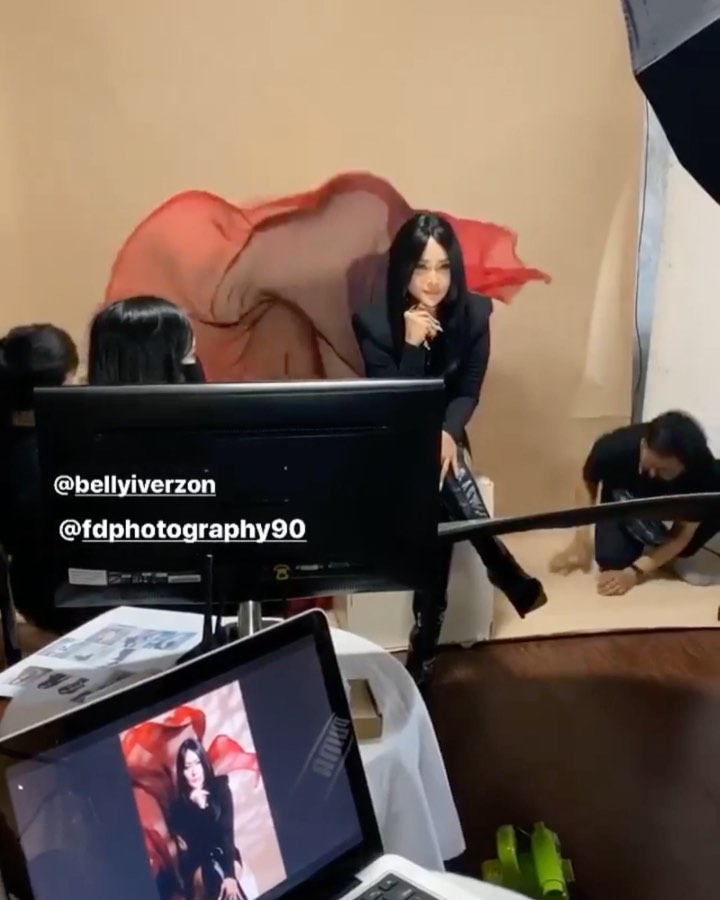 6 Gaya Inul Daratista jalani pemotretan terbaru, bikin pangling