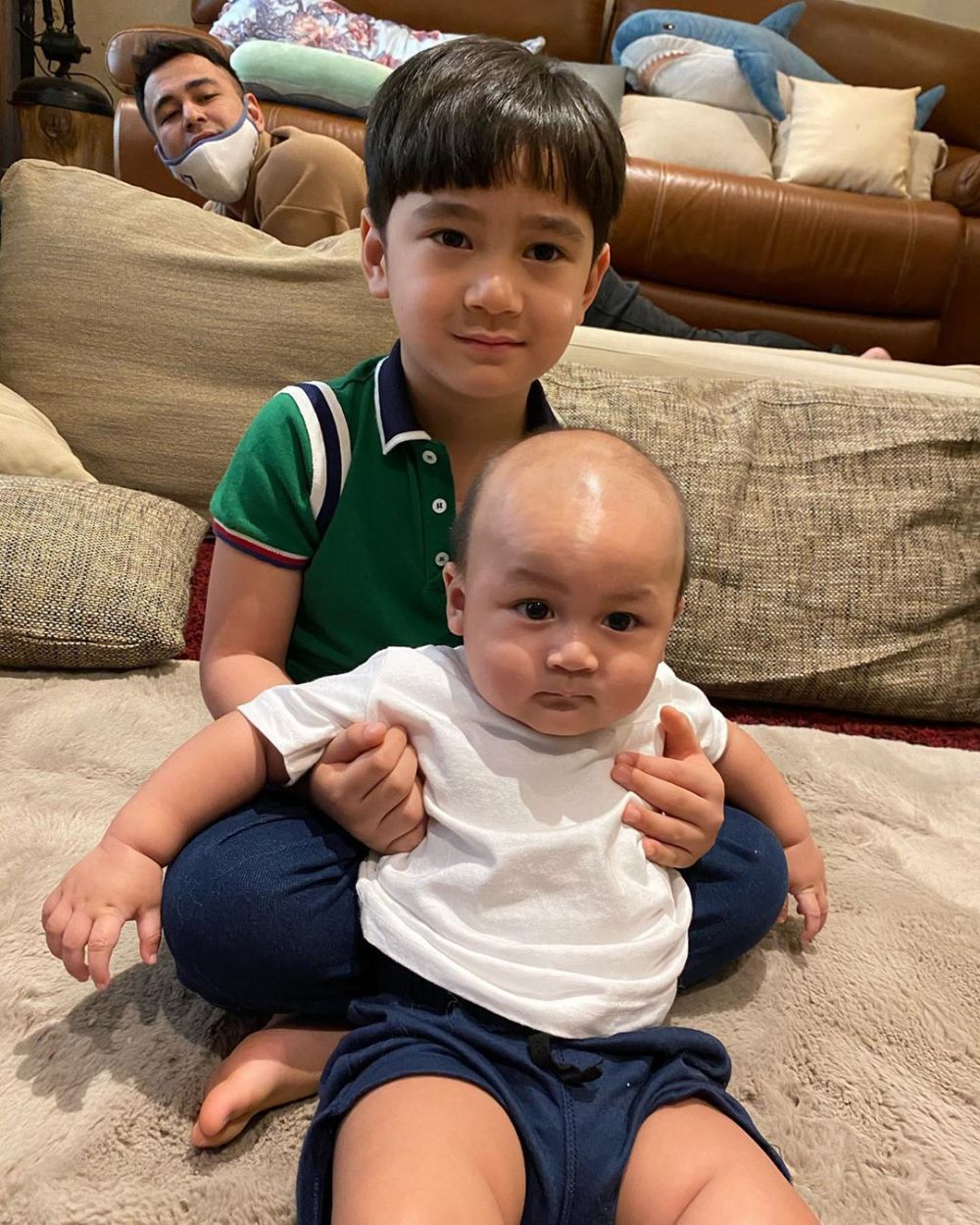 10 Momen Rafathar bareng Kiano, gemasnya mirip kakak adik