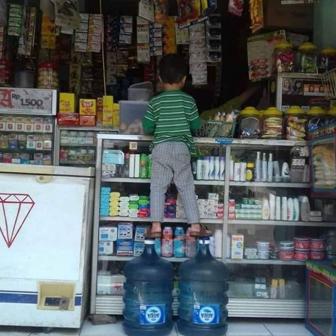 10 Kelakuan lucu orang saat belanja di warung, bikin tepuk jidat