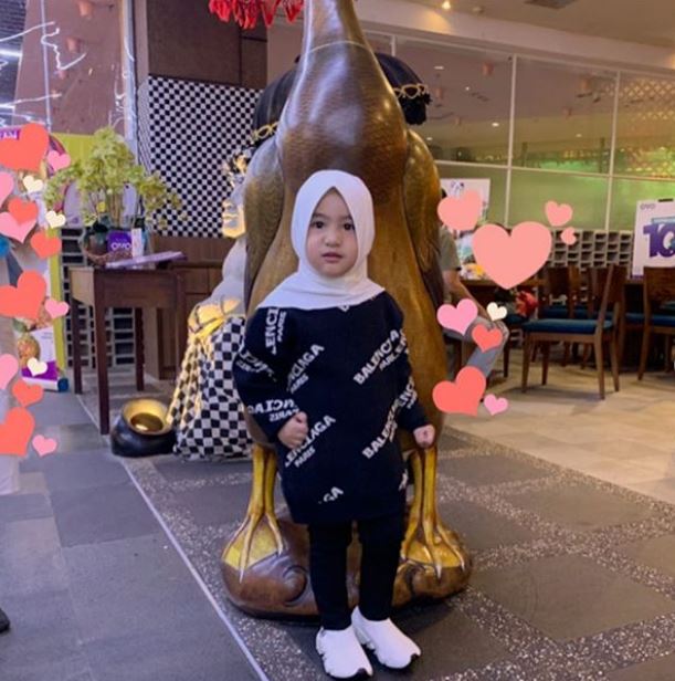 7 Potret menggemaskan Ratu, keponakan Syahrini yang modis abis