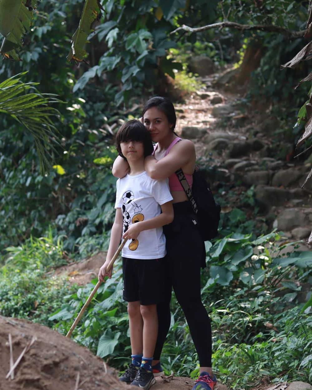 9 Potret Wulan Guritno main ke alam, asyik mandi di sungai