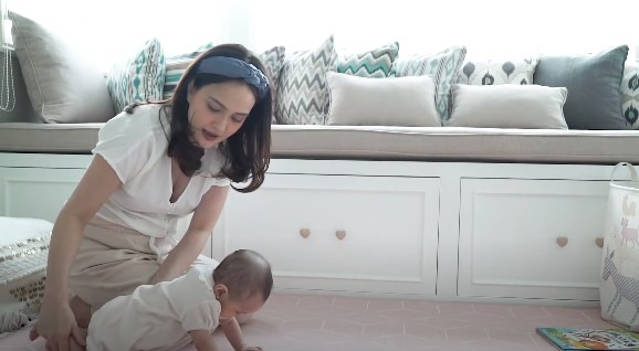 8 Momen Shandy Aulia temani Claire belajar merangkak di usia 5 bulan