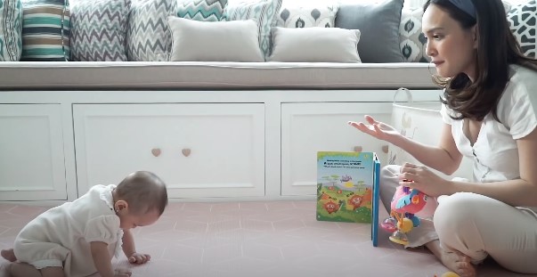 8 Momen Shandy Aulia temani Claire belajar merangkak di usia 5 bulan