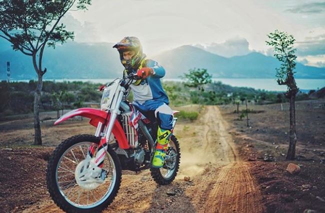 Gaya 7 vokalis band kendarai motor, Ariel Noah touring Jogja-Salatiga