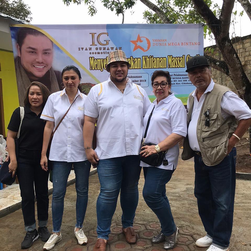 10 Potret Erna Gunawan, ibunda Ivan Gunawan yang awet muda