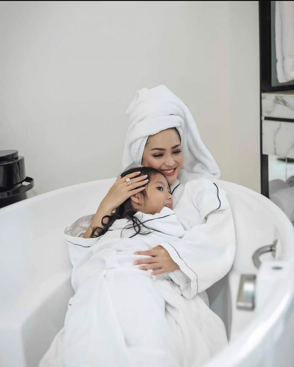 Gaya pemotretan 8 pesinetron cantik di bathtub, bikin susah kedip