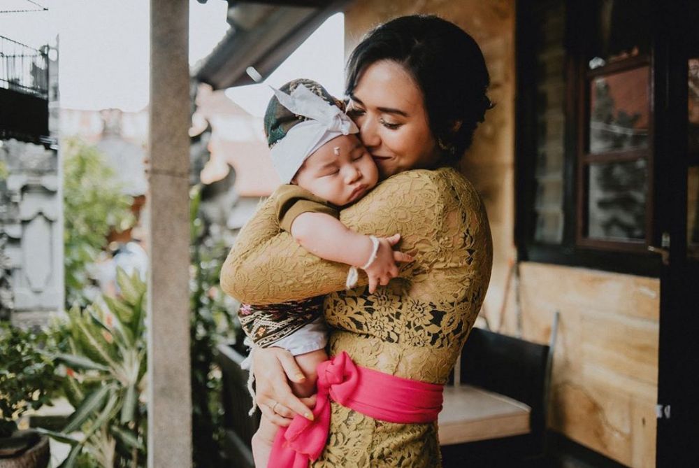 10 Momen upacara sakral Nelu Bulanin baby Kaimano anak Westny DJ