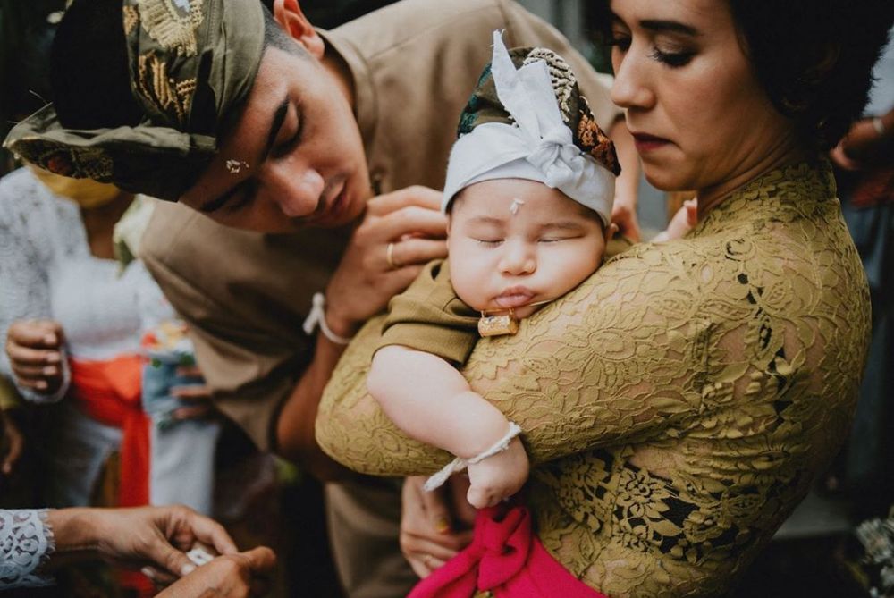 10 Momen upacara sakral Nelu Bulanin baby Kaimano anak Westny DJ