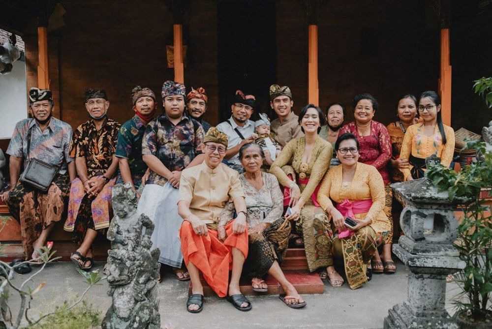 10 Momen upacara sakral Nelu Bulanin baby Kaimano anak Westny DJ