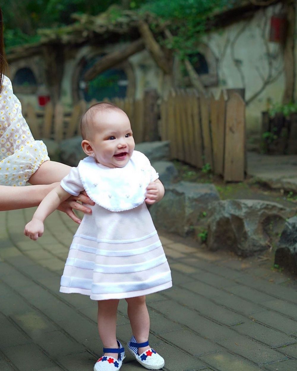 8 Potret Claire Herbowo anak Shandy Aulia pakai dress, bikin gemas