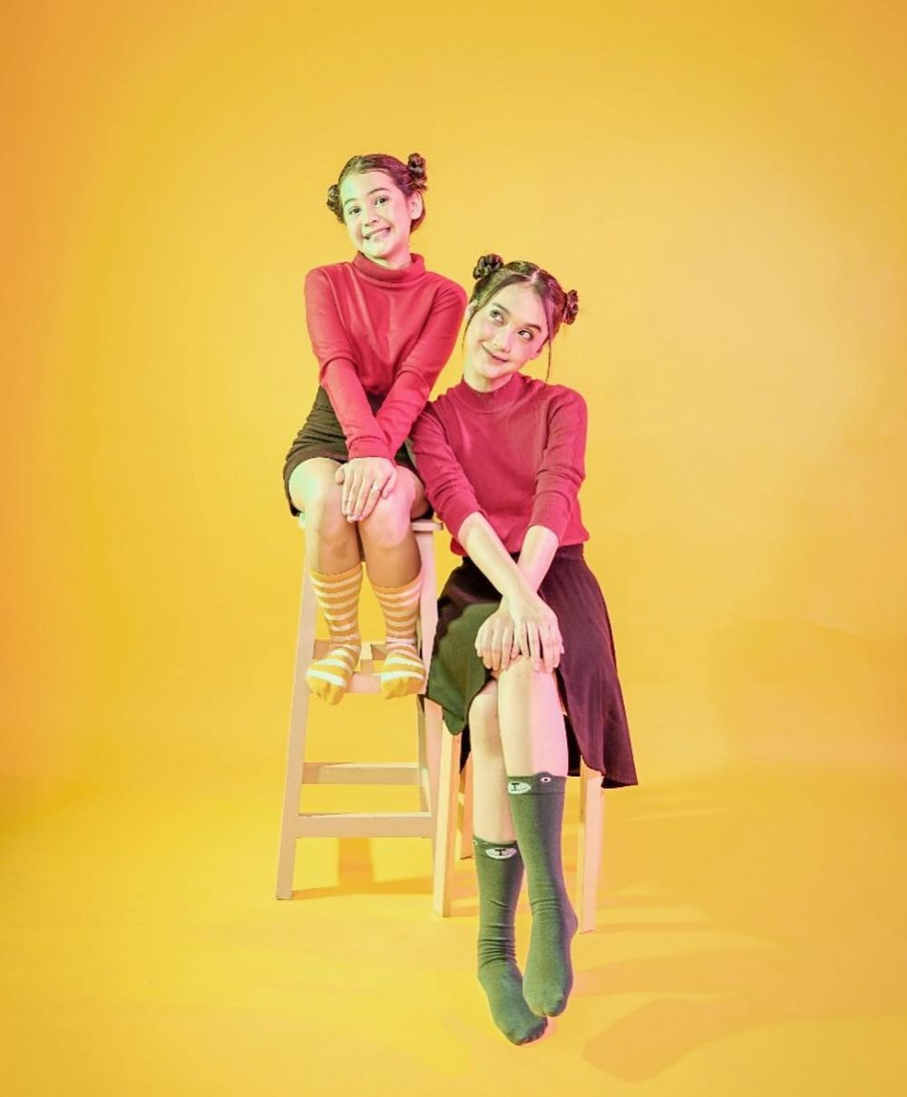 8 Pemotretan Sandrinna Michelle dan Esta Pramanita, parasnya mirip