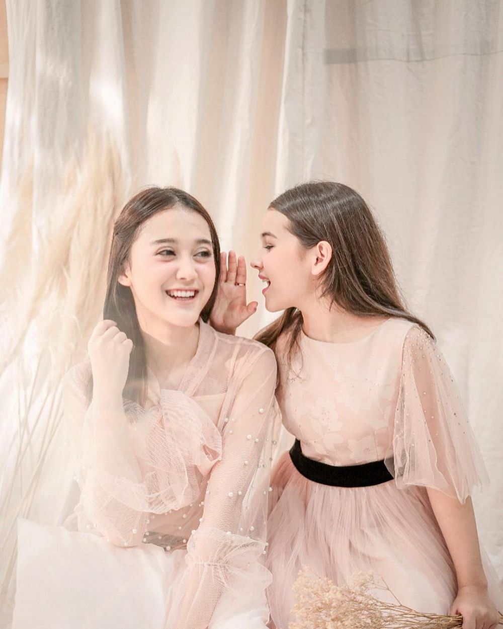 8 Pemotretan Sandrinna Michelle dan Esta Pramanita, parasnya mirip