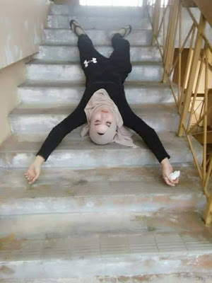 10 Pose lucu wanita saat foto ini totalitas banget