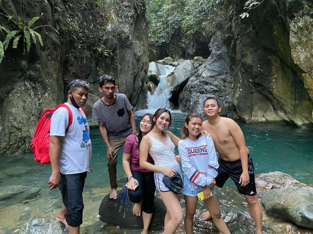 5 Potret Ayu Ting Ting liburan di air terjun, gayanya jadi sorotan