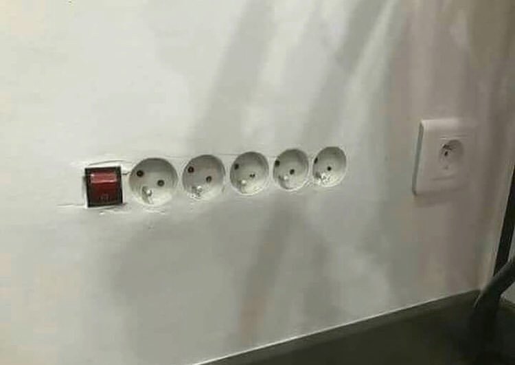 10 Perabotan rumah tangga dipajang di tembok ini bikin geleng kepala