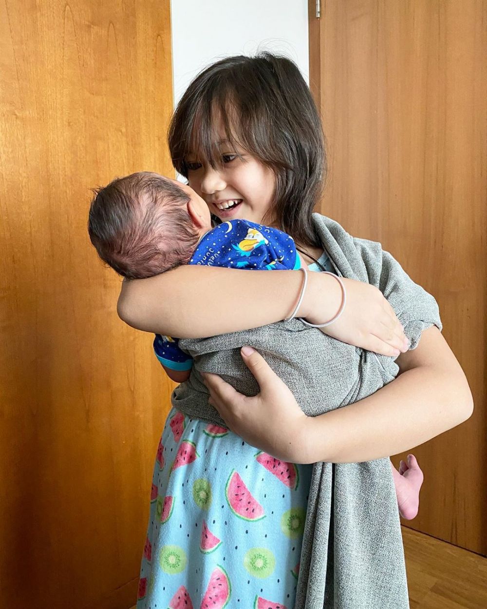 Potret manis 8 anak seleb momong adik bayi, telaten banget