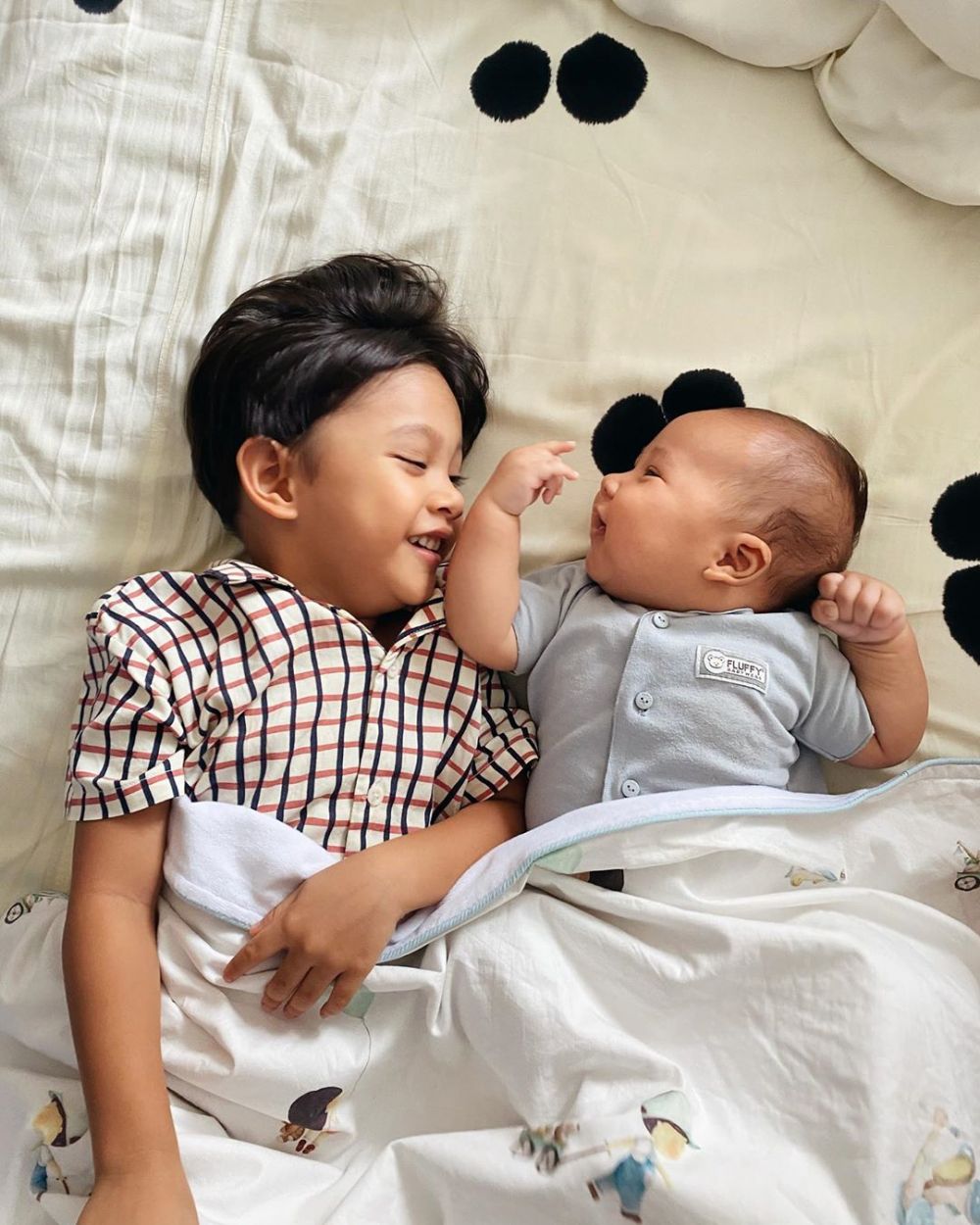 Potret manis 8 anak seleb momong adik bayi, telaten banget