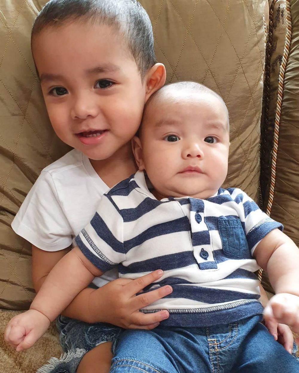 Potret manis 8 anak seleb momong adik bayi, telaten banget