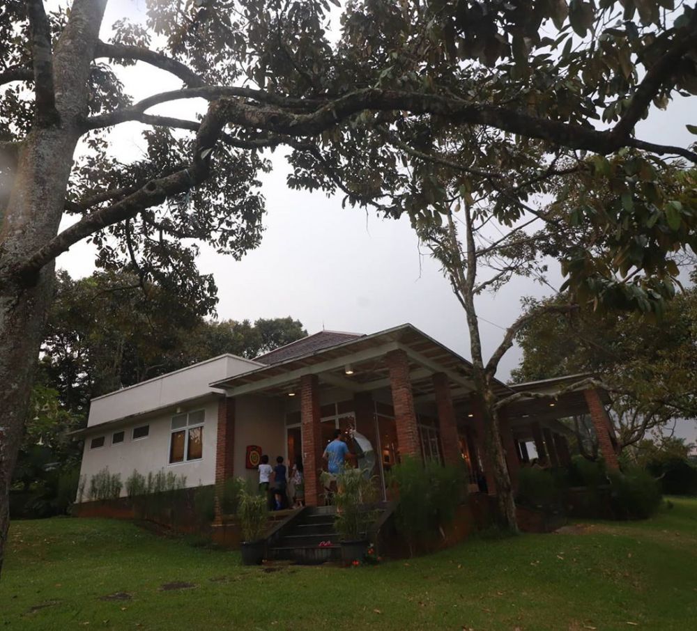 9 Momen liburan Wulan Guritno & keluarga, makan beralas daun pisang