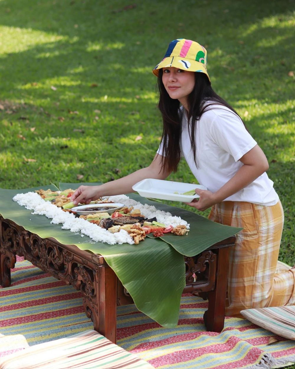 9 Momen liburan Wulan Guritno & keluarga, makan beralas daun pisang