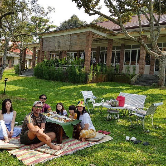 9 Momen liburan Wulan Guritno & keluarga, makan beralas daun pisang