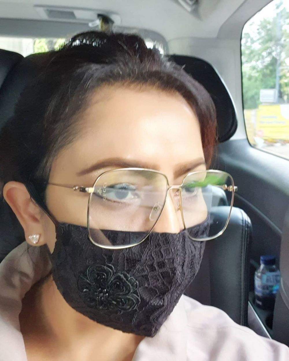 7 Gaya Mayangsari pakai kacamata dan masker, fashionable abis