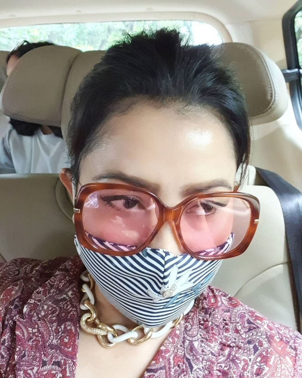 7 Gaya Mayangsari pakai kacamata dan masker, fashionable abis