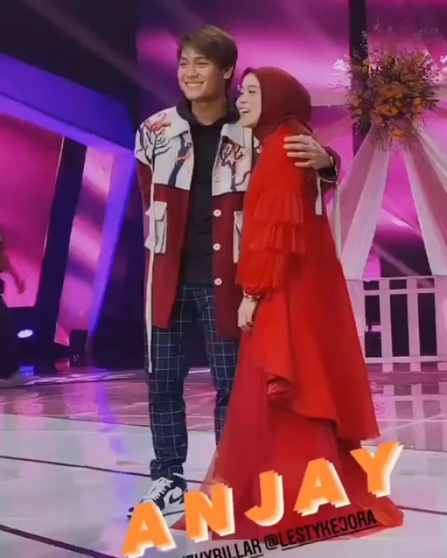 8 Momen Rizky Billar datang ke konser ultah Lesty Kejora, romantis