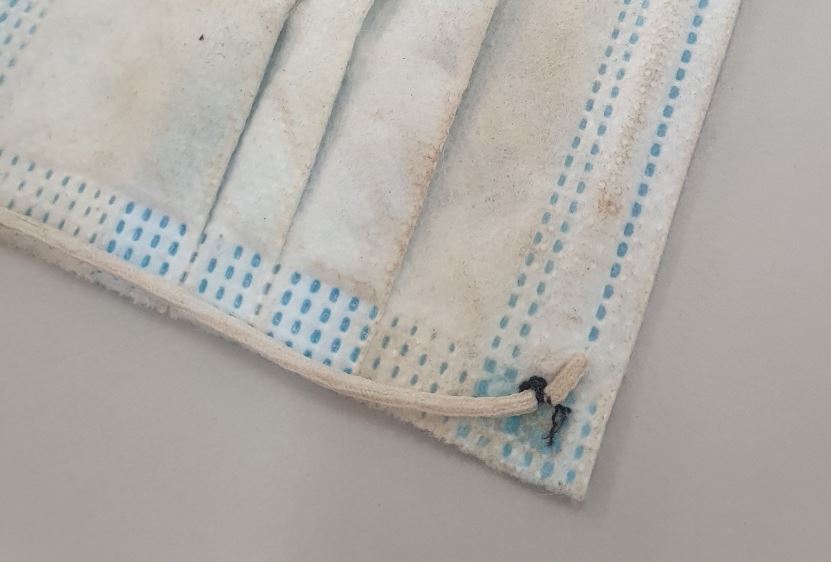 Tak mampu beli baru, siswa ini jahit ulang masker kotornya