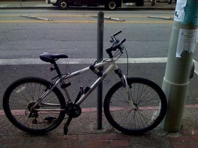 10 Potret absurd mengunci sepeda, bikin gagal paham