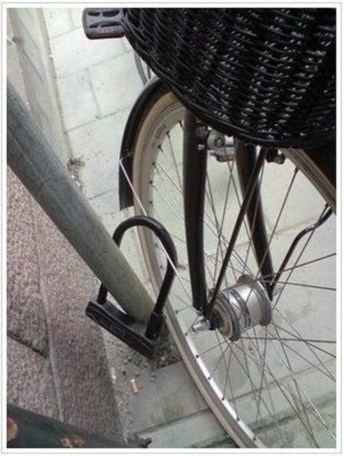 10 Potret absurd mengunci sepeda, bikin gagal paham