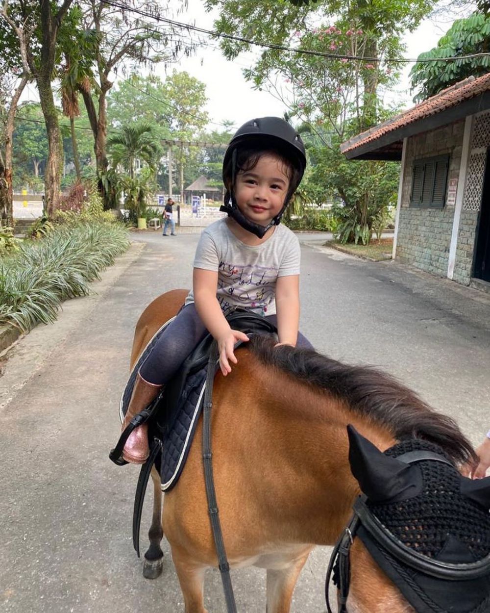 Potret seru 13 anak seleb saat naik kuda, gemesin abis