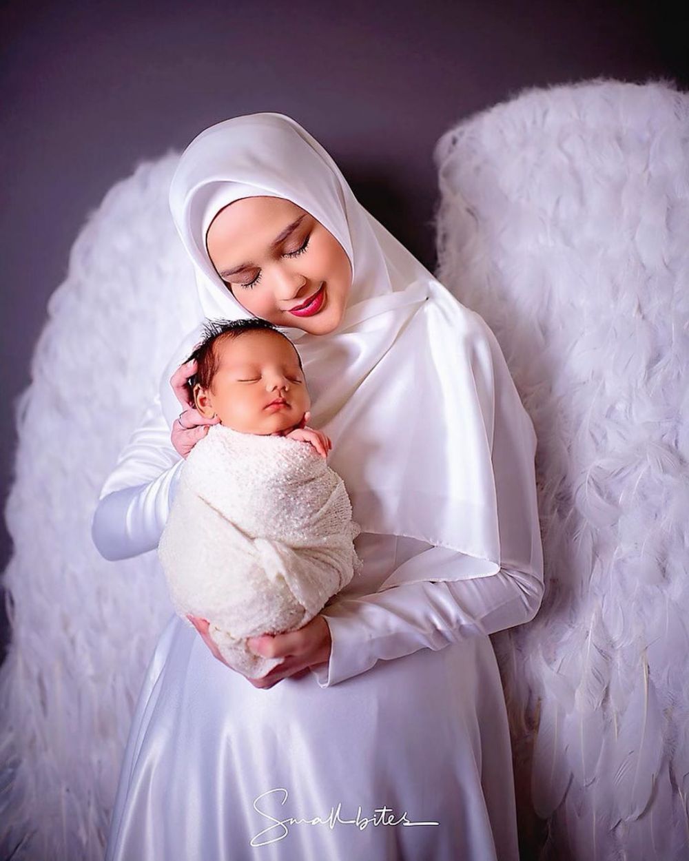 Gaya pemotretan Cut Meyriska bak ibu peri bareng anak, menggemaskan