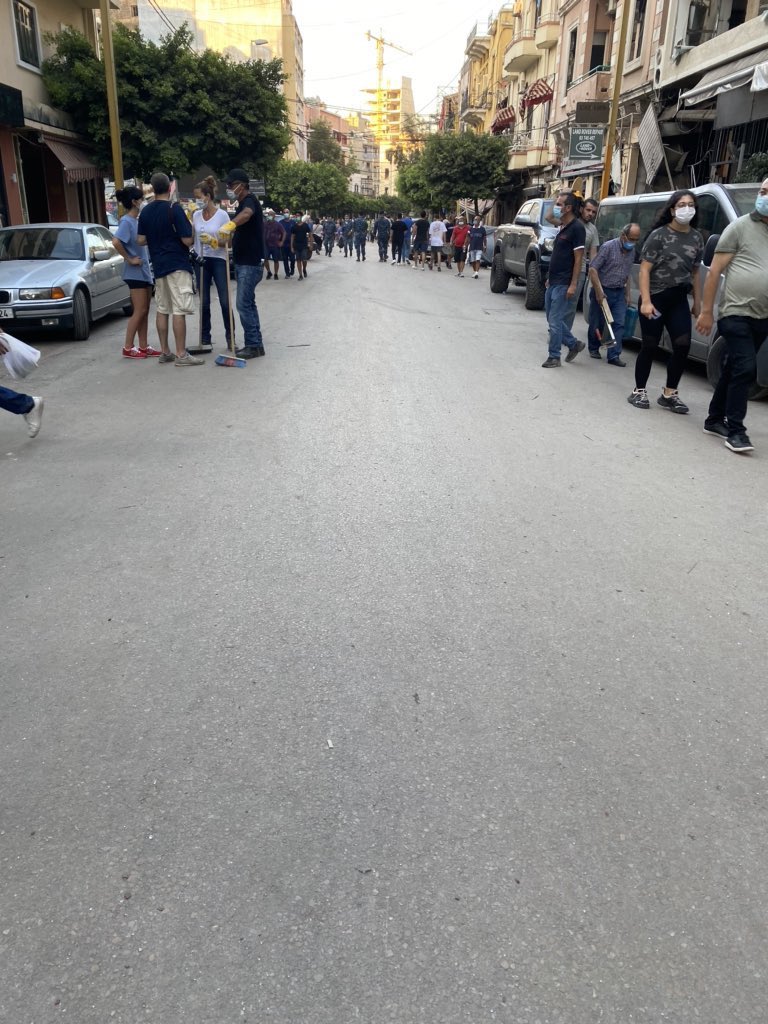 8 Momen warga Lebanon bersihkan kota pasca ledakan, salut