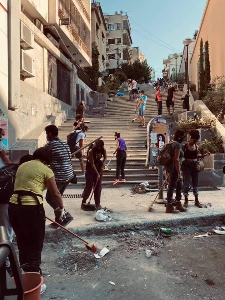 8 Momen warga Lebanon bersihkan kota pasca ledakan, salut