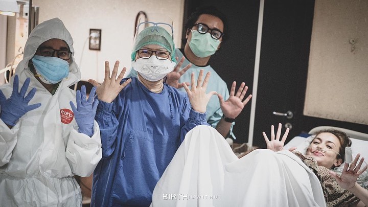 Perjuangan Rianti Cartwright menyusui bayinya yang dirawat di NICU