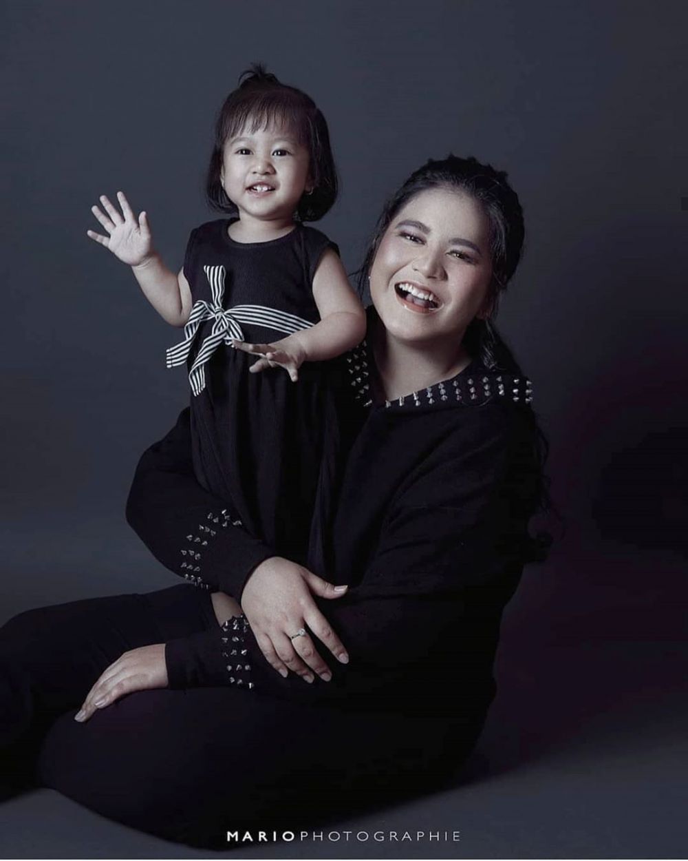 10 Gaya pemotretan Sedah Mirah bareng Kahiyang Ayu, ekspresif banget