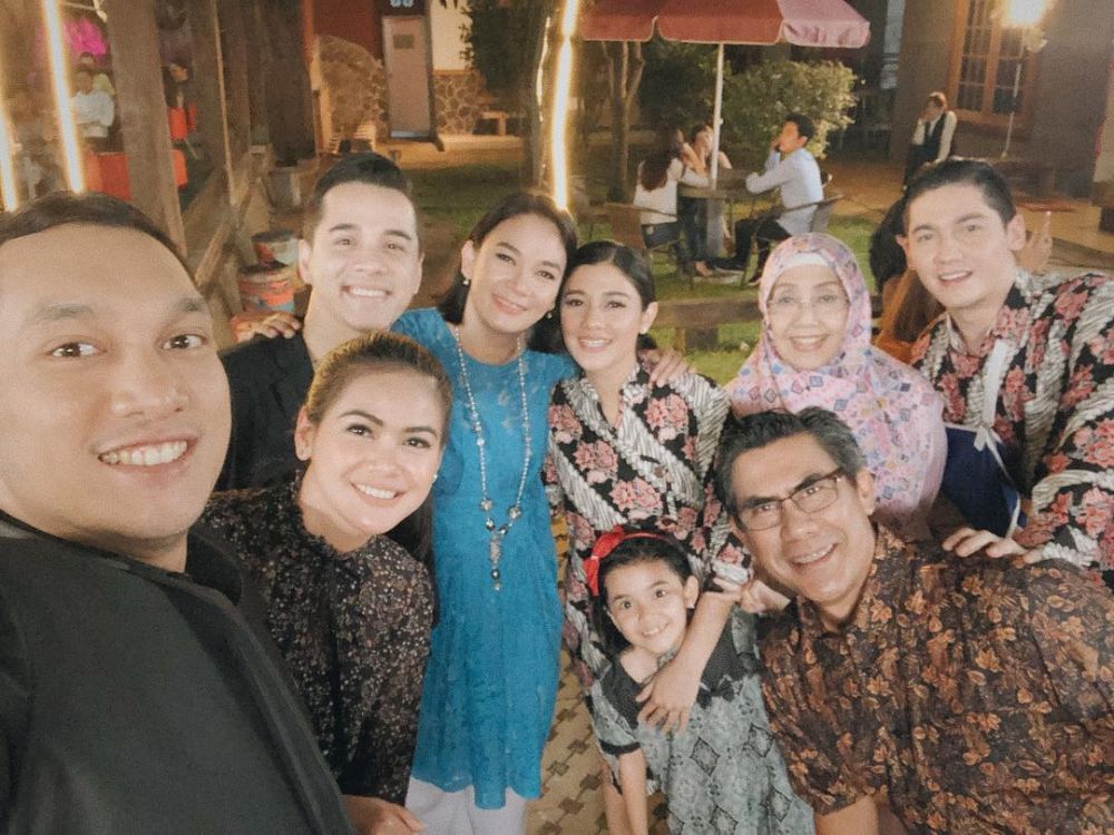 Berseteru di sinetron, ini 7 potret akrab Dian Nitami & Indah Indriana