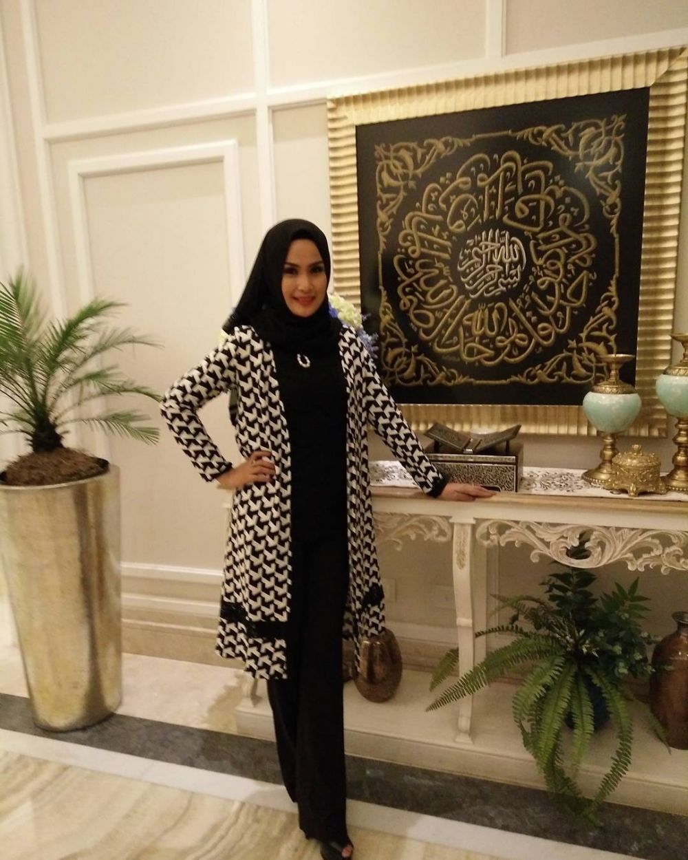 8 Gaya Dewi Sri, istri Ahmad Albar yang terpaut usia 37 tahun