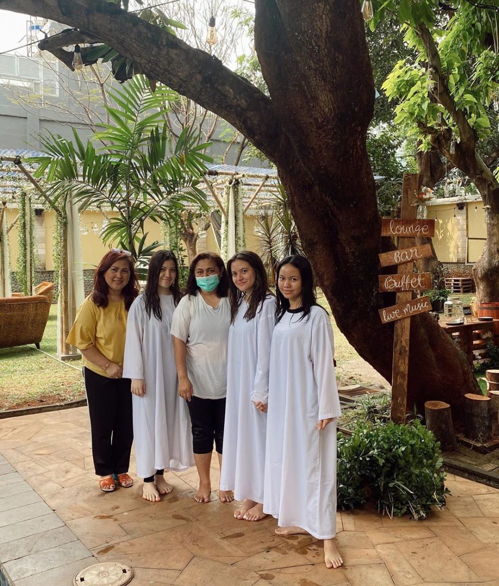 9 Momen Marsha Aruan jalani prosesi baptis, penuh khidmat