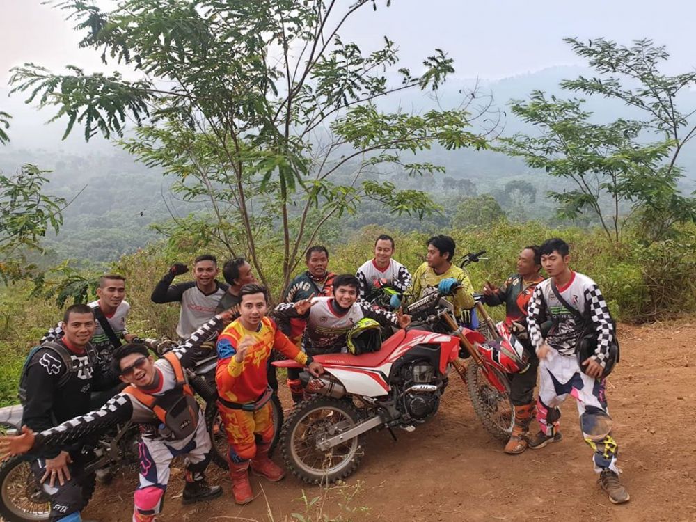 7 Momen Rizki D'Academy touring, penampilannya curi perhatian