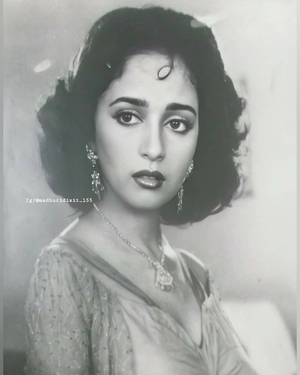 8 Potret transformasi Madhuri Dixit, cantik sejak kecil
