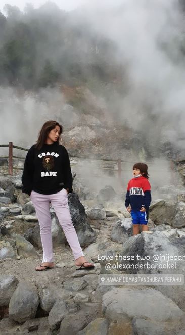 10 Momen liburan Jessica Iskandar di Tangkuban Perahu, ajak El Barack