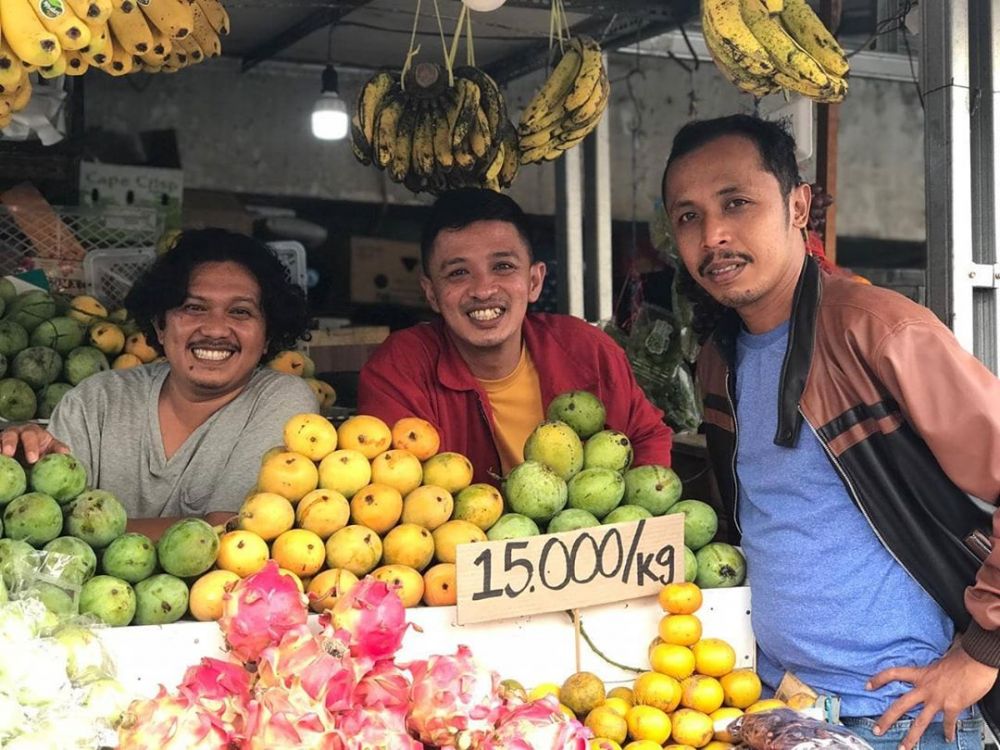 8 Potret terbaru Kang Tisna eks TOP, sekarang jadi pedagang buah